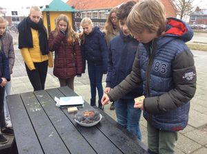 Einstein in de klas.
Techniek.
Proefje van Fin en Tim: Is staalwol zwaarder of lichter na verbranding?